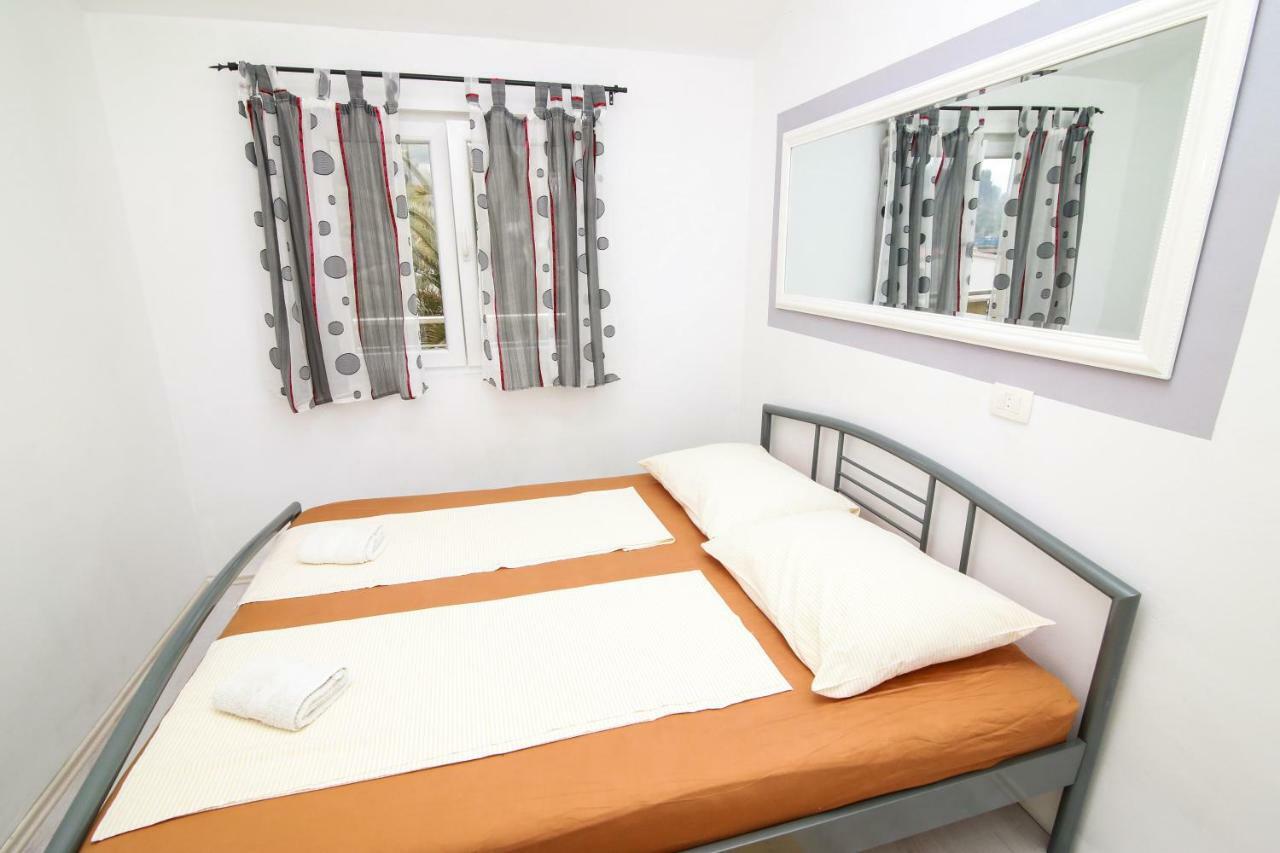 Apartments Alma Podgora Bagian luar foto