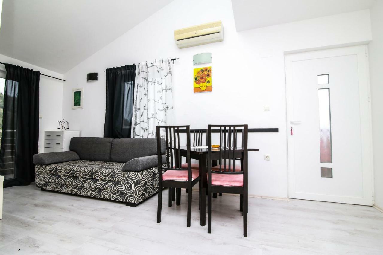 Apartments Alma Podgora Bagian luar foto