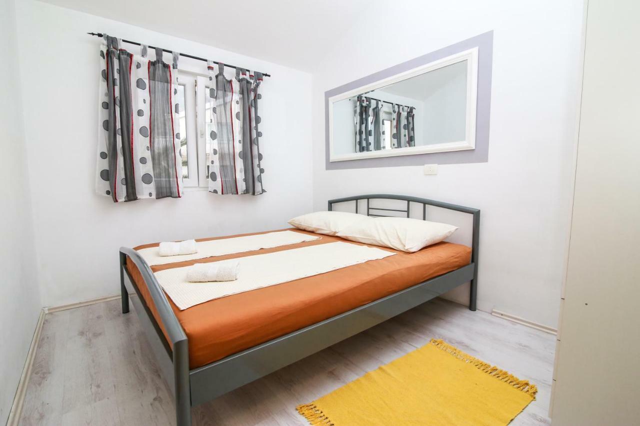 Apartments Alma Podgora Bagian luar foto